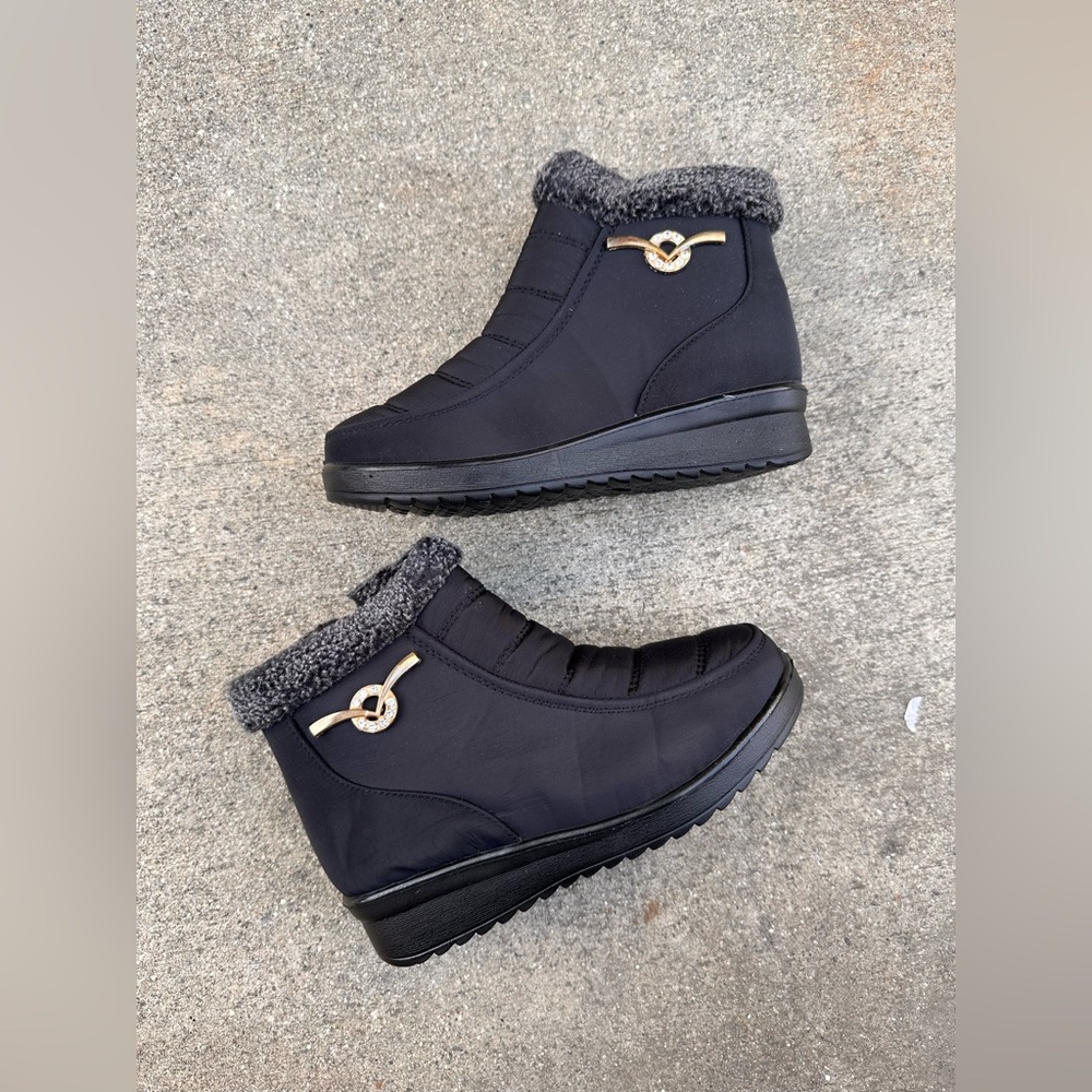 Size 12 last one! - Lucita Kids zip up snow boot ankle bootie